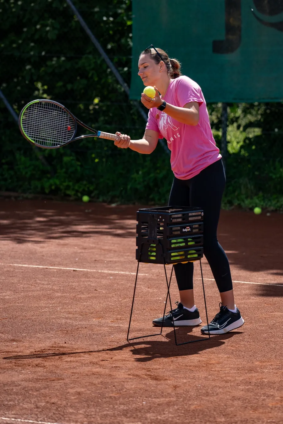 Lisa Küng beim Training auf dem Sandplatz